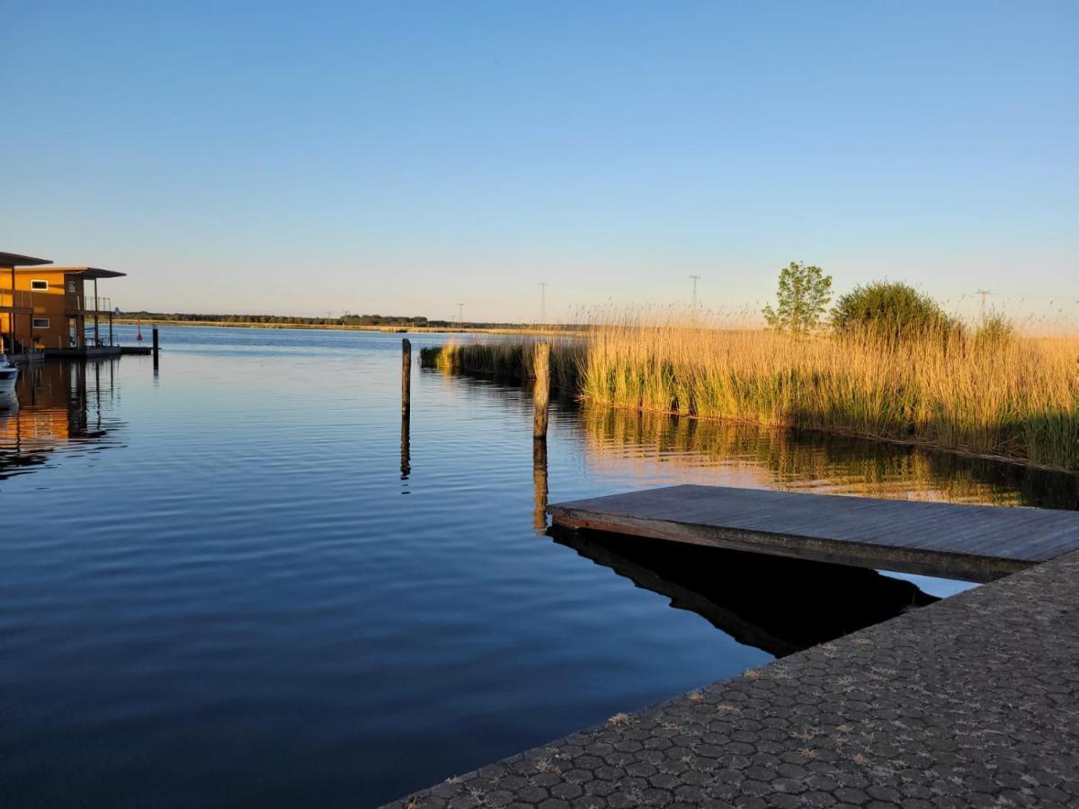 Hotel 4 Sterne Dtv Floating House Kröslin Exterior foto